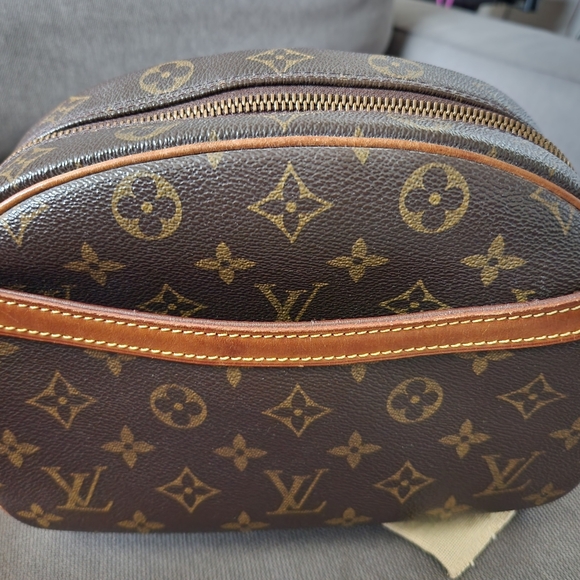 Louis Vuitton Blois Crossbody - Picture 11 of 16